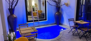 Kolam renang indoor