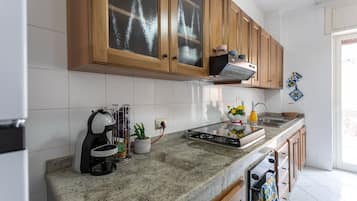 Frigorifero, forno, piano cottura, macchina per tè/caffè