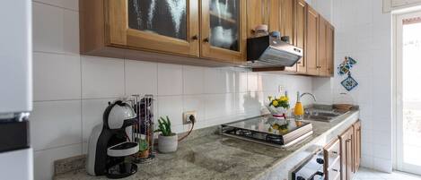 Fridge, oven, stovetop, coffee/tea maker