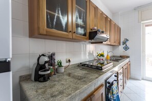 Kühlschrank, Ofen, Herdplatte, Wasserkocher mit Kaffee-/Teezubehör