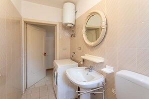 Douche, bidet, serviettes fournies