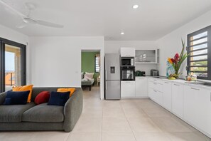 Réfrigérateur, four à micro-ondes, un four, lave-vaisselle