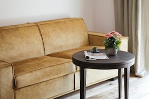 Appartement Familial, vue cour intérieure | Coin séjour