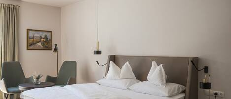 Chambre Deluxe double, balcon, vue sur la cour intérieure | Coffre-fort, accÚs au Wi-Fi (inclus)