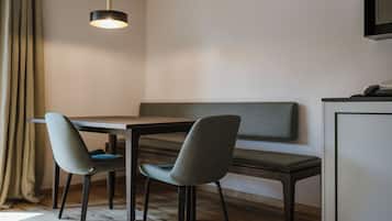 Familienapartment, Blick auf den Innenhof | Essbereich im Zimmer