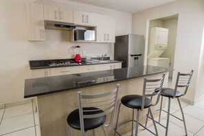 Refrigerador, microondas, utensilios de cocina