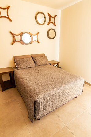 1 dormitorio, tabla de planchar con plancha, Internet y ropa de cama