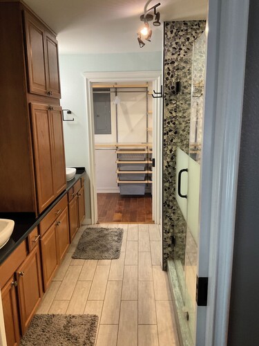 Charming 1-bedroom Executive apartment in a gated complex located in Beaumont.