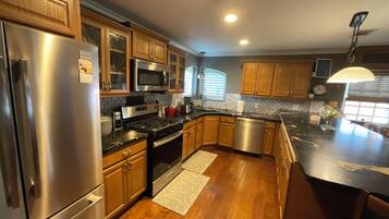 Microondas, horno, parrilla de estufa y lavavajillas