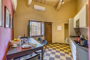 Apartamento familiar, varias habitaciones, junto a la montaña (Romantic Apartment In Chianti) | Cocina privada | Frigorífico, microondas, placa de cocina y lavavajillas