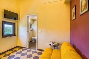 Family Apartment, 1 Bedroom, Mountainside (Romantic Apartment In Chianti) | Living room | 21-inch TV with cable channels