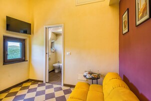 Apartamento familiar, varias habitaciones, junto a la montaña (Romantic Apartment In Chianti) | Zona de estar | Televisión de 21 pulgadas con canales por cable