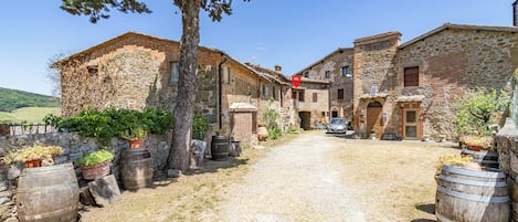 Family Apartment, Multiple Bedrooms, Mountainside (Romantic Apartment In Chianti) | Exterior