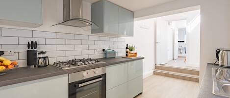 Réfrigérateur, four à micro-ondes, un four, surface de cuisson