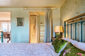 2 bedrooms, desk, iron/ironing board, WiFi