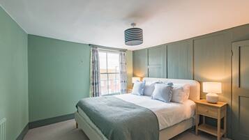 4 bedrooms, desk, iron/ironing board, WiFi