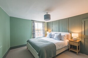 4 bedrooms, desk, iron/ironing board, WiFi