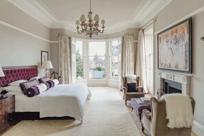 6 bedrooms, desk, iron/ironing board, WiFi