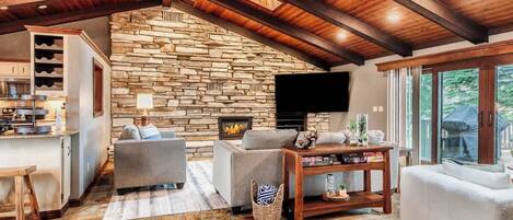 Televisie, een open haard en een kantoor