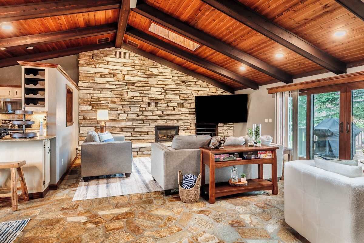 Télévision, cheminée, espaces bureaux