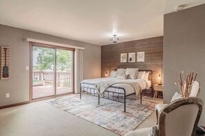 3 bedrooms, desk, iron/ironing board, WiFi - Riverfront Home with Fireplace & Ice Fishing (Suamico)