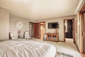 3 bedrooms, desk, iron/ironing board, WiFi - Riverfront Home | Dock Access + Fire Pit (Suamico)