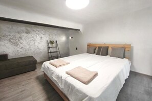 2 quartos, ferros/tábuas de passar roupa, Wi-Fi, roupa de cama