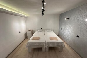 2 室のベッドルーム、アイロン / アイロン台、WiFi、ベッドシーツ