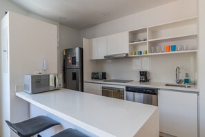 Kühlschrank, Mikrowelle, Wasserkocher mit Kaffee-/Teezubehör
