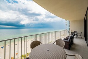Outdoor dining - Phoenix Gulf Shores 2 1203 •	New Beachfront Luxury! (Gulf Shores)