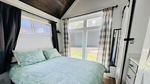 2 bedrooms, desk, iron/ironing board, WiFi - The Little Lonestar with Pool & Hot Tub (Austin)