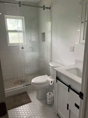 Dusche, Handtücher, Seife, Toilettenpapier