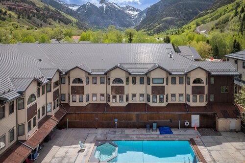 Lulu-Curate Telluride, 2/2, Hot Tub, Pool, Near Market, Lift 7, Garage, Walkable