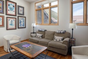 Een smart-tv en boeken