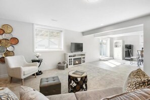 Smart TV, fireplace - Almonte Guest Suite (Mississippi Mills)