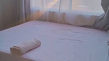 2 bedrooms, iron/ironing board, WiFi