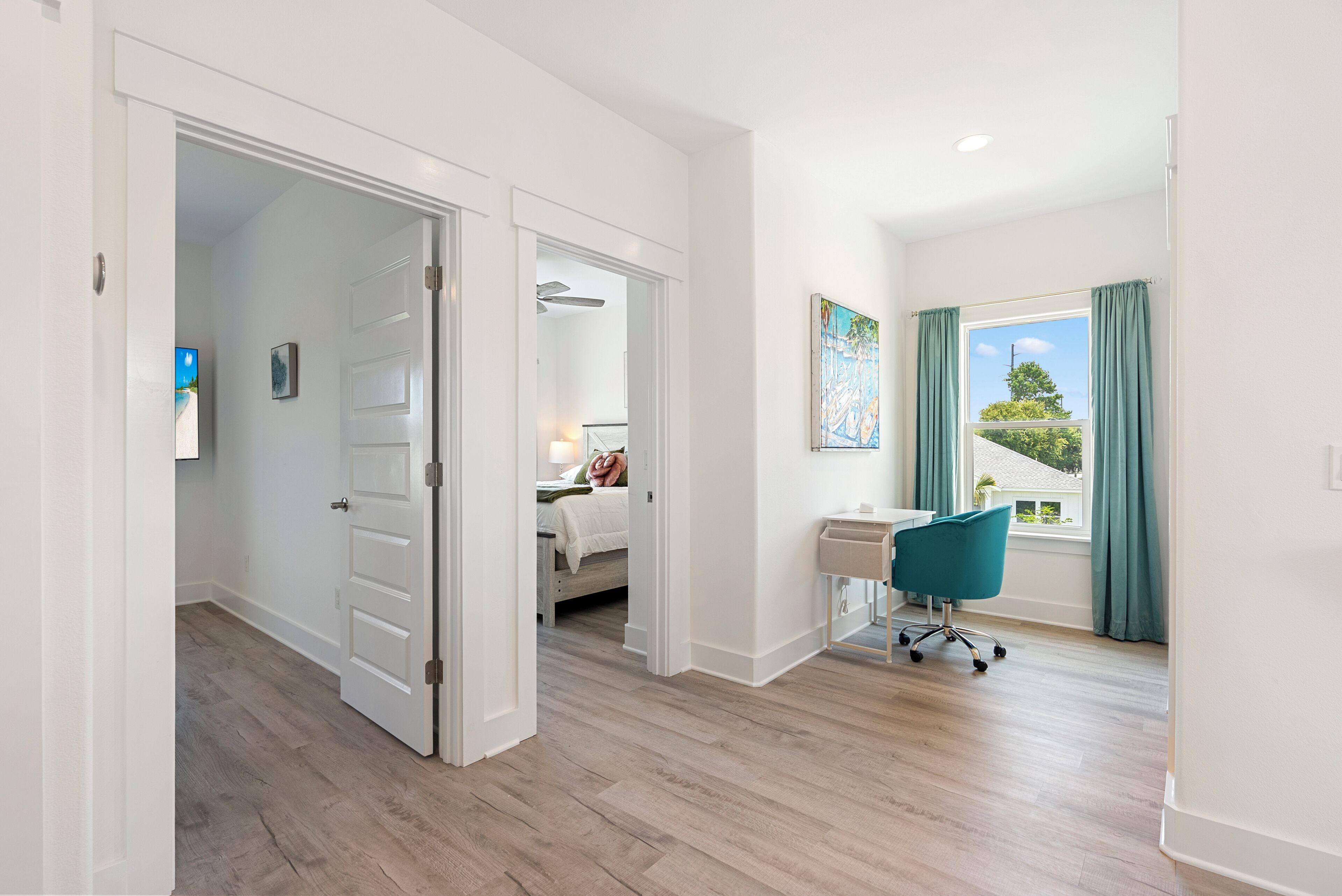 4 soverom, skrivebord, strykejern/-brett og reiseseng for barn