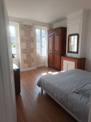Ein Schlafzimmer mit einem Bett, einem Holzschrank und einer Kommode.