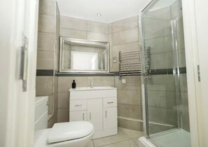 Douche, sèche-cheveux, serviettes fournies, savon