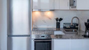 Kühlschrank, Mikrowelle, Ofen, Wasserkocher mit Kaffee-/Teezubehör