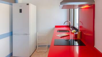 Een koelkast, een magnetron, een oven, een vaatwasser