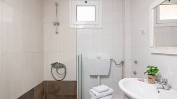 Douche, articles de toilette écologiques, sèche-cheveux