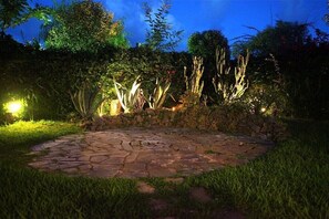 A stone pathway in a garden at night with illuminated plants and trees. - LA DOUCE VILLA - A charming retreat offering Mediterranean tranquility. (Santa Maria di Castellabate)
