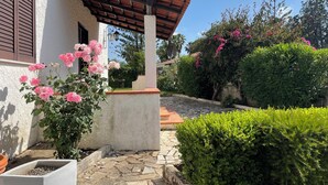 A white building with a stone pathway leading to a wooden pergola. - THE SWEET VILLA - A charming place of Mediterranean quiet. (Santa Maria di Castellabate)