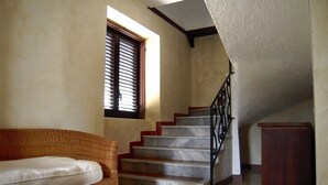 A staircase with a wooden handrail and a white wall. - THE SWEET VILLA - A charming place of Mediterranean quiet. (Santa Maria di Castellabate)