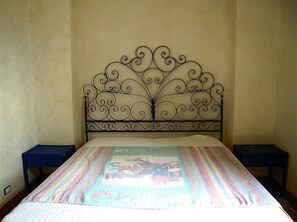 5 bedrooms, iron/ironing board, bed sheets