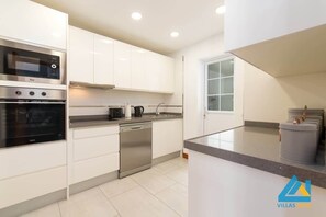 Réfrigérateur, micro-ondes, four, lave-vaisselle