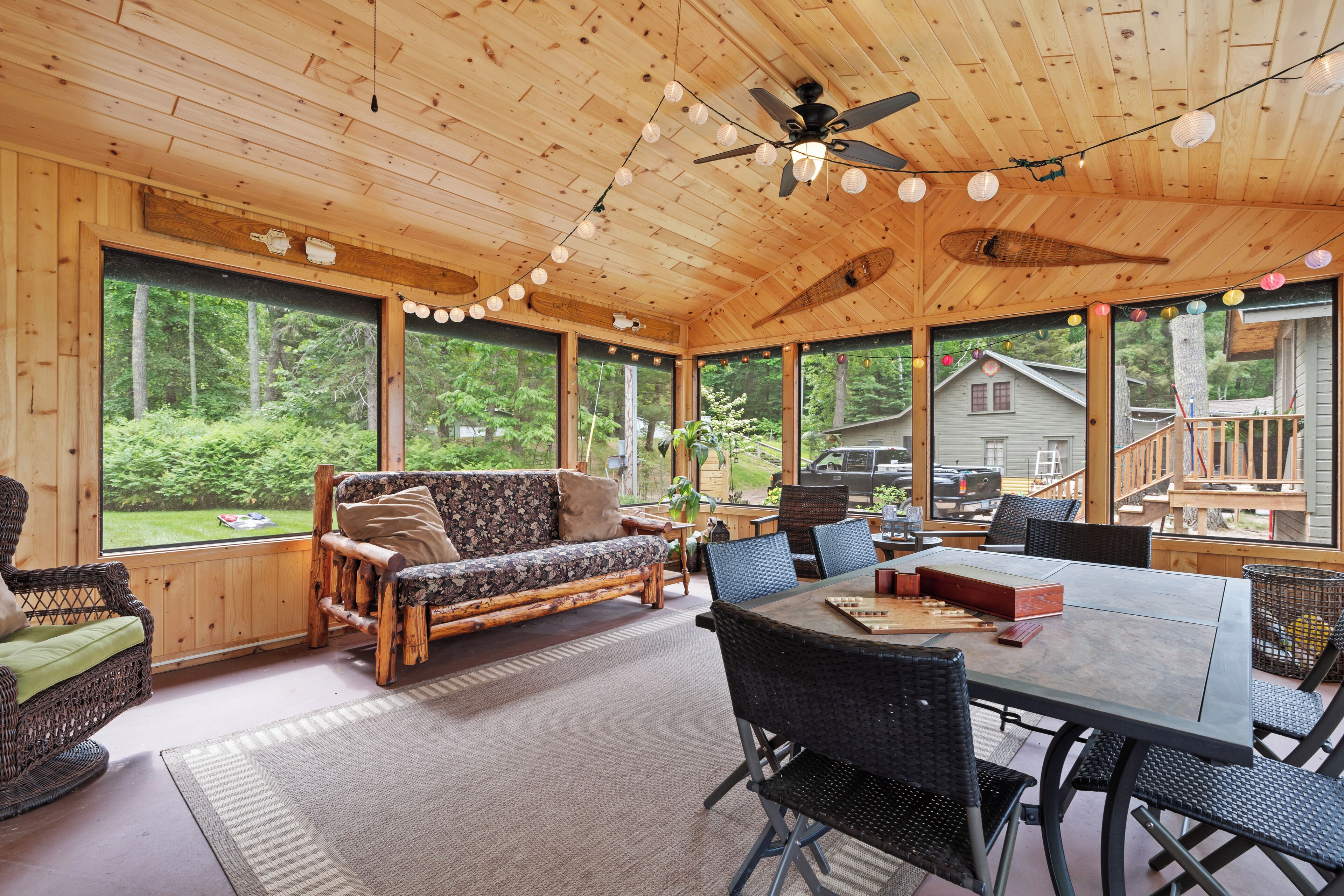 Smart TV, DVD player, livros