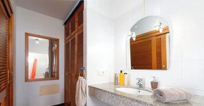 Shower, hair dryer, towels - 242 - Casa Blanca (lh242) (Playa Blanca)