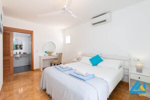 2 makuuhuonetta, tallelokero huoneessa, silitysrauta/-lauta